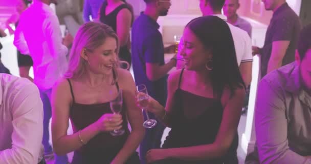 Discoteca Amigos Felices Chicas Brindan Con Bebidas Sonríen Juntos Fiesta — Vídeo de stock