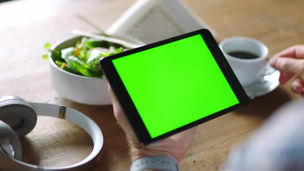 コーヒー マーケティングスペース テクノロジー上のデジタルブランディングを持つビジネスの人の緑の画面 タブレットや手 モバイルアプリのための昼食と技術を持つ広告ウェブサイト 会社のロゴや従業員 — ストック動画
