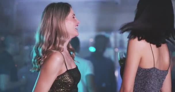Vrienden Toosten Met Champagne Dans Vrouwen Nachtclub Feest Feest Voor — Stockvideo