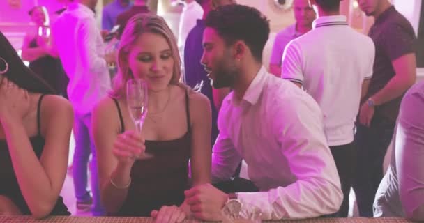 Petrecere Flirt Bărbat Femeie Care Vorbesc Evenimentul Sărbătoare Anul Nou — Videoclip de stoc