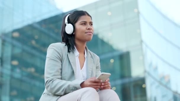 Μοντέρνα Επιχειρηματίας Ακουστικά Που Ακούει Μουσική Στο Τηλέφωνό Της Κατά — Αρχείο Βίντεο
