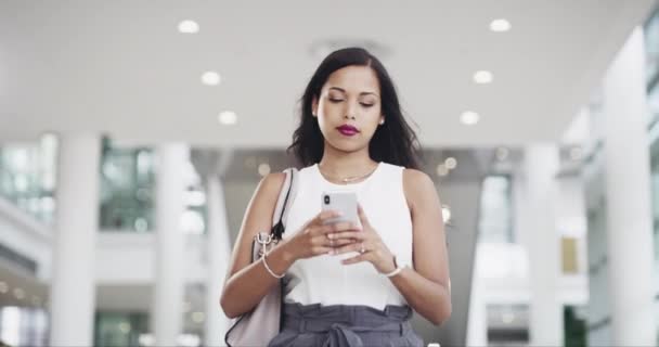 Young Business Woman Her Phone Texting She Walks Confidently Modern — Vídeo de stock