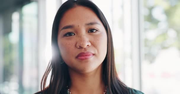 面对一个亚洲女人站在她的办公室里 站在一个闪烁着光芒的窗口 她的脸 远见和思维 工作中的女性雇员的形象 自信和使命感 侧重于未来 — 图库视频影像