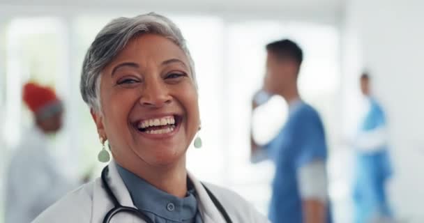Rostro Médico Mujer Riendo Hospital Listos Para Tareas Metas Objetivos — Vídeos de Stock