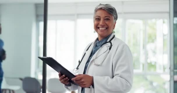 Assistenza Sanitaria Documenti Assicurazione Con Una Donna Medico Lavoro Ospedale — Video Stock