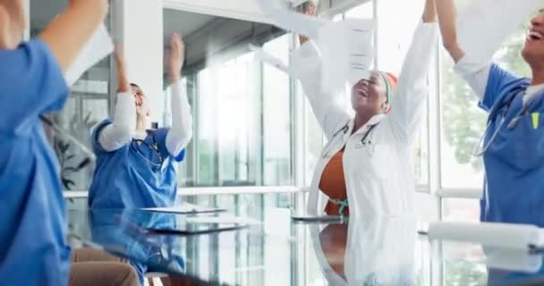 Vitória Sucesso Médicos Com Papel Uma Reunião Avanço Médico Celebração — Vídeo de Stock