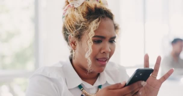 问题和愤怒的黑人妇女在办公室与技术故障 错误和网络问题在工作 在智能手机上没有服务连接的通信 技术和沮丧的女工 — 图库视频影像