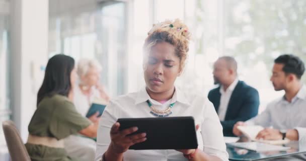 Tablet Σκέψης Και Των Επιχειρήσεων Γυναίκα Στο Γραφείο Την Επίλυση — Αρχείο Βίντεο