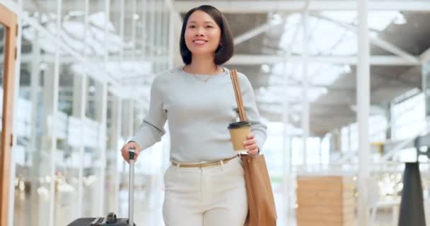 Asyalı Kadını Bavul Havaalanında Gülümseyerek Yürüyerek Seyahatinde Heyecanlı Bir Şekilde — Stok video