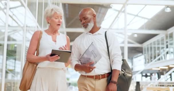 Yaşlı Adamları Tablet Kurumsal Strateji Planlama Veya Ofiste Reklam Tartışmaları — Stok video