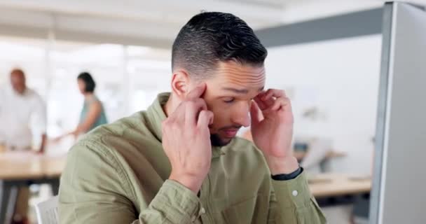 Empresario Creativo Dolor Cabeza Computadora Cansado Trabajar Estrés Depresión Salud — Vídeo de stock