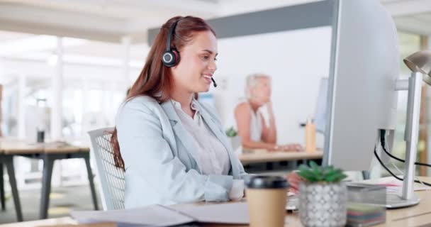 呼叫中心 客户服务和办公室电脑上的妇女打字 电话推销 妇女顾问 销售代理或电话推销员咨询 在线交谈和在公司工作 — 图库视频影像