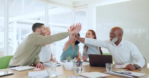 チームワーク 多様性 チームビルディング 企業ミーティングのお祝いのためのオフィスでの高い5とコラボレーションの成功 パートナーシップ 計画達成 従業員の目標サポートを一緒に祝う — ストック動画