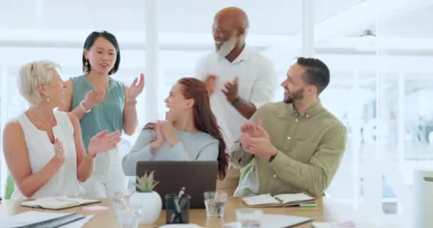 Деловые Люди Ноутбуки Аплодисменты Командную Работу Высокую Пятерку Улыбку Успех — стоковое видео