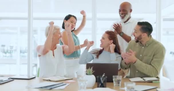 Επιχειρηματίες Στο Laptop Υψηλή Πέντε Επιτυχία Και Χειροκροτήματα Για Στόχο — Αρχείο Βίντεο