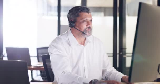 Call Center Człowiek Obsługa Klienta Konsultacji Telemarketingu Pomocy Online Biurze — Wideo stockowe
