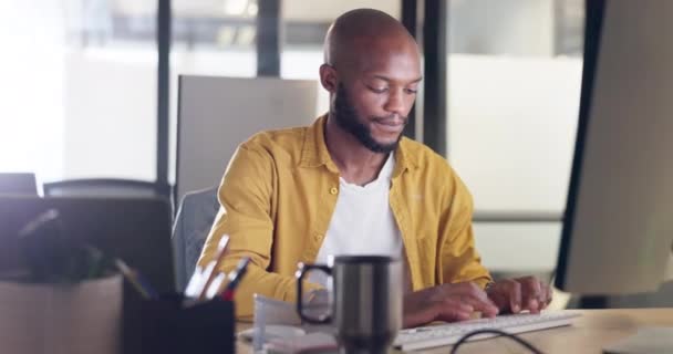 Бизнес Офис Чернокожий Человек Сидят Компьютером Работая Над Проектами Бизнес — стоковое видео