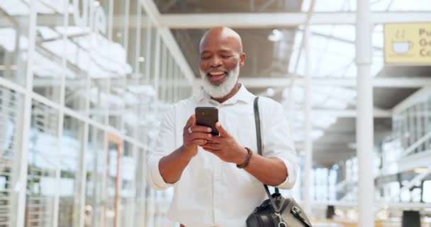 Teléfono Caminata Buenas Noticias Con Hombre Negro Aeropuerto Para Viajar — Vídeo de stock