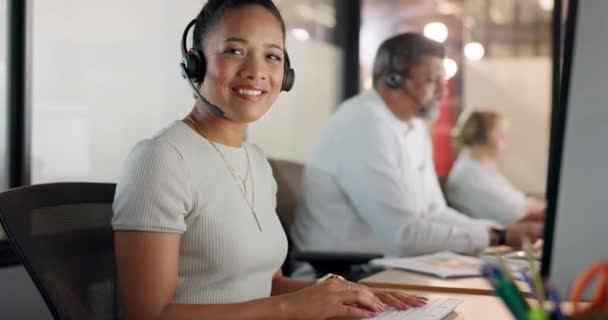 Telemarketing Boldog Fekete Call Center Ügynök Dolgozik Asztali Tanácsadás Vagy — Stock videók