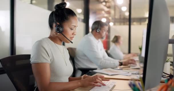 Kundenservice Call Center Und Schwarze Frau Tippen Nachts Computer Kontaktieren — Stockvideo