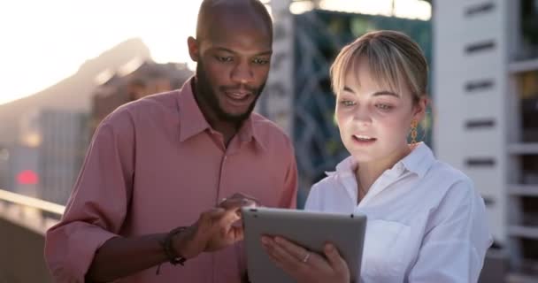 Tablet Eller Medarbejdere Der Planlægger Digital Markedsføring Reklame Eller Forretningsprojekt – Stock-video
