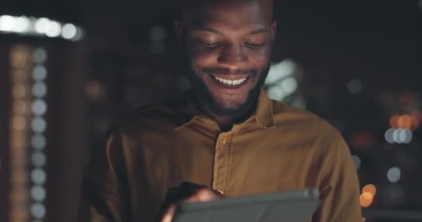 Черный Человек Планшетник Рабочий Счастливый Сидящий Офисе Ночам Овертайм Технология — стоковое видео