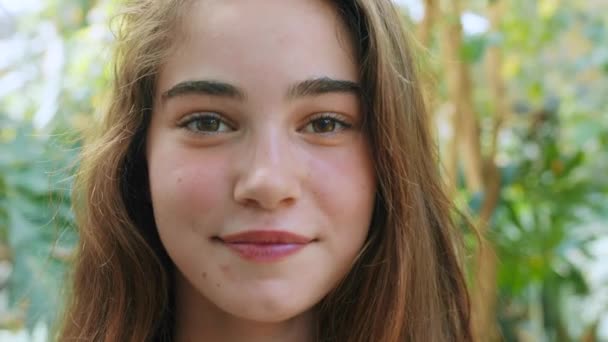 Dívka Tvář Nebo Teenager Obchodě Rostlinami Zahradní Centrum Nebo Skleníkové — Stock video