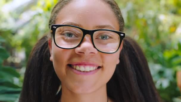 Gezicht Meisje Student Natuur Tuin Park Wilde Dieren Ecosysteem Omgeving — Stockvideo