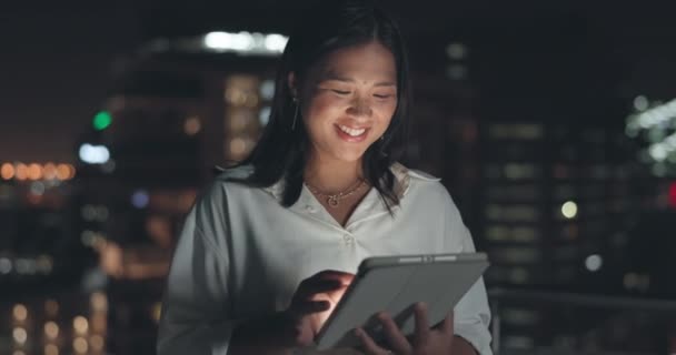 Femme Asiatique Tablette Affaires Dans Ville Nuit Pour Les Réseaux — Video