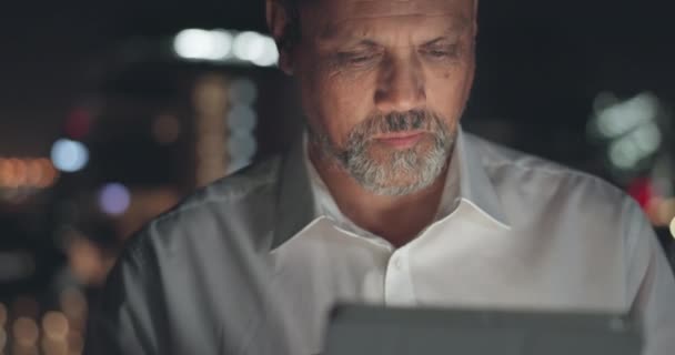 Nternet Sosyal Medya Planlama Için Kullanırken Adamı Tablet Ofis Geceleri — Stok video