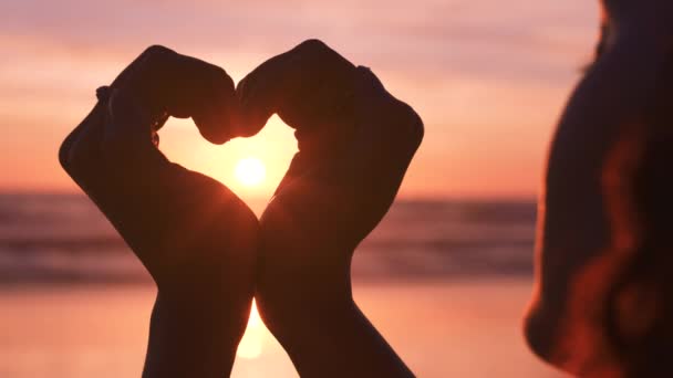Παραλία Καρδιά Και Χέρια Για Την Αγάπη Ηλιοβασίλεμα Ημέρα Και — Αρχείο Βίντεο