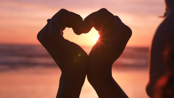Αγάπη Καρδιά Και Χέρια Της Γυναίκας Στην Παραλία Για Την — Αρχείο Βίντεο