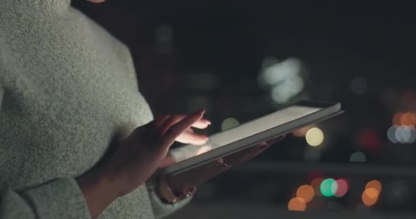 Бизнес Леди Руки Ноги Планшетом Работа Ночное Время Цифровой Отчет — стоковое видео
