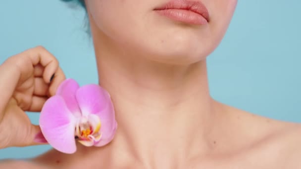 Mujer Flores Orquídea Cuerpo Para Cuidado Piel Belleza Natural Cosméticos — Vídeos de Stock