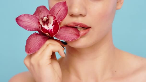 Mulher Beleza Flor Orquídea Rosa Para Beleza Natural Cuidados Com — Vídeo de Stock