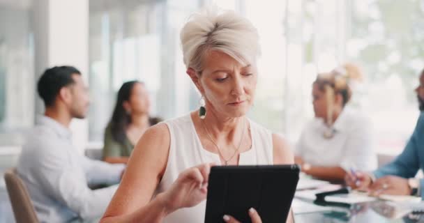Mulher Negócios Tablet Planejamento Reunião Pessoal Escritório Conexão Com Internet — Vídeo de Stock