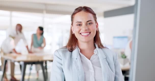 性格开朗 快乐的女性 工作在办公室的电脑上 对职业发展 商业目标和创业管理充满激情 微笑和远见 哥伦比亚工人 幸福和桌面的面孔 — 图库视频影像