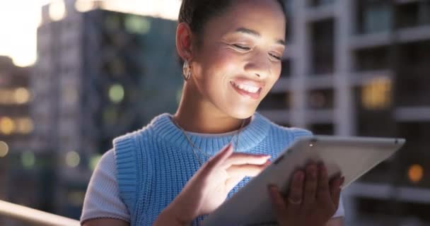 Černá Žena Kancelářské Okno Tablet Pro Komunikaci Mail Nebo Sociální — Stock video