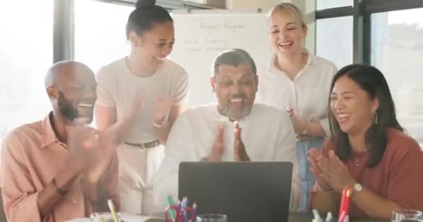 Alkışlar Başarı Borsa Kazancı Olan Adamları Motivasyon Ticareti Dizüstü Bilgisayardaki — Stok video