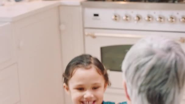 Büyükanne Kız Evde Sevgiyle Kucaklaşma Kaynaşma Bakım Destek Aile Sevgisi — Stok video