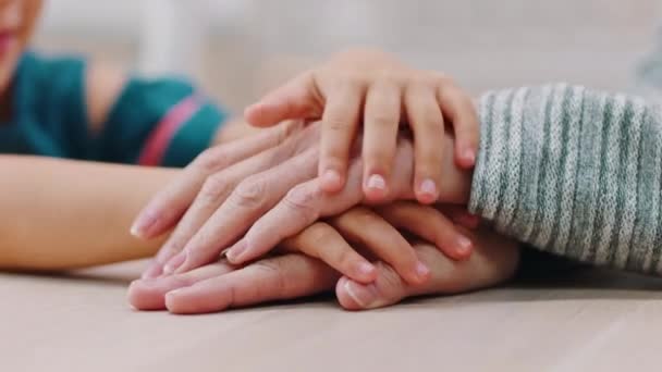 老年妇女和手牵着手寻求支持 爱和照顾 高质量的时间或团结在一起 祖母及家人的善意或感谢他们帮助退休人士 — 图库视频影像