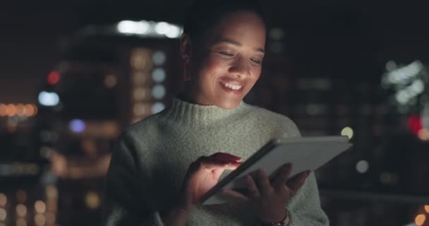 Pesquisa Noturna Tablet Mulher Negócios Digitando Para Comunicação Planejamento Gerenciamento — Vídeo de Stock