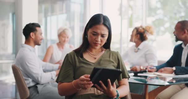 Επιχειρηματική Γυναίκα Tablet Και Έρευνα Για Την Προετοιμασία Συνάντηση Στρατηγική — Αρχείο Βίντεο
