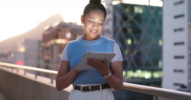 黒人女性 タブレット スマートフォンが屋上でデジタルネットワーキング スケジュールの計画 ソーシャルメディアアプリでの作業をしています ハッピー ジェンZの女の子とストリーミングやバルコニー上の技術デバイス上の通信を読む — ストック動画