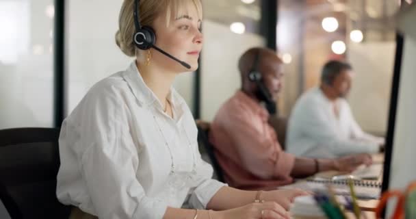 呼叫中心 电话营销和妇女在电脑上为客户服务 顾问和业务中心在办公室 在台式机 电信咨询和话筒通信上销售 支持和联系我们 — 图库视频影像