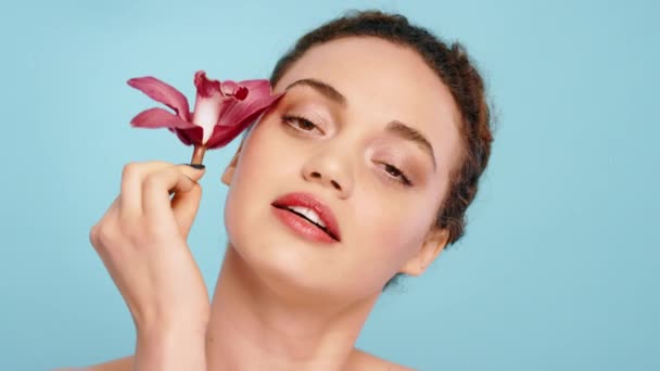 Skincare Anggrek Dan Kecantikan Dengan Wanita Studio Biru Latar Belakang — Stok Video