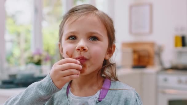 Bałagan Czekolada Twarz Dziewczyny Kuchni Jedzenie Słodycze Śniadanie Rozprzestrzeniania Szczęście — Wideo stockowe