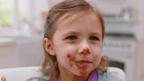 Bałagan Czekolada Twarz Dziewczyny Kuchni Jedzenie Słodycze Śniadanie Rozprzestrzeniania Szczęście — Wideo stockowe