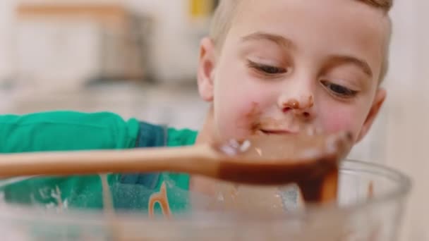 Cuocere Cioccolato Viso Bambino Con Cucchiaio Leccare Gustare Mangiare Miscela — Video Stock