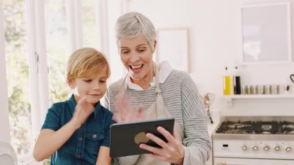 Keluarga Tablet Dan Nenek Dengan Anak Pada Gelombang Panggilan Video — Stok Video